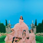 컨셉에 엄청 충실한 여돌 앨범 디자인