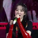 슈화는 왜 혼자 마이크 대신 <b>대파</b> 들고 있어?