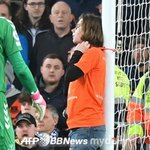 '충격' 골대에 스스로 목 묶은 관중...EPL 경기 6분간 중단...