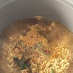 [<b>냠냠</b>] 고춧가루 넣고 라면 끓이는중