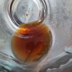 커피 파우치에서 이<b>물질</b>이 나왔는데 이게 뭘까요?