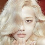 <b>매혹적</b>인 조각상 보고 있는 듯한 아이돌