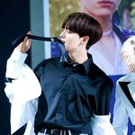 무표정에 새어나오는 <b>묵직</b>한 카리스마