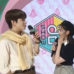 이 비주얼로 서로 <b>바라</b> 보는데