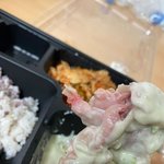 "분홍빛 생닭고기가 급식에…" 충격의 '<b>부실</b>급식' 논란