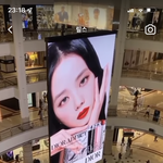 블핑 지수 백화점 한<b>복판</b>에