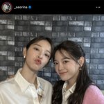 이 사진 설인아랑 김세정 둘이 닮아<b>보여</b>