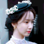 꽃밭 속에 둘러싸인 <b>꽃</b><b>미모</b>들