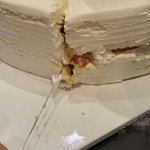 케이크 속 20cm 검은 <b>물체</b> '충격'…쭈욱 꺼내 보니 "이게...