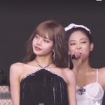 블핑 <b>리사</b>어깨도 진짜 미쳤네