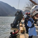 차량 3m 강물 추락, 여성 1명 심정지