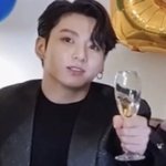 [방탄소년단] 앞으로 <b>샴페인</b>은 이렇게잡고 마셔야지