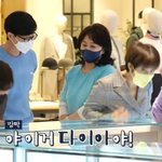 백화점에서 친한 누나 <b>선물들</b> 일시불 결제하는 유재석