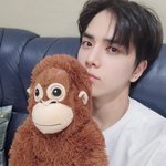 [더보이즈] 나 영훈이가 들고있는 원숭이 너무 <b>탐남</b>