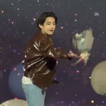 김태형 꽃다발 <b>반납</b> 개웃겨