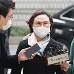 정경심, 딸 고대 입학 취소후 건강 악화…병원 이송돼