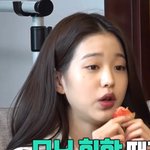 원영이 딸기 커서 <b>두손</b>으로 먹은게아니라