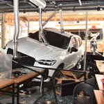 식당안으로 차량 돌진 사진 대박