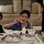 [방탄소년단] 뒤에 그림 쿠션으로 가린건가봨ㅋㅋㅋ