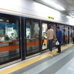 구호 맞춰 지하철 민 30명, 다리 낀 지체장애인 구했다