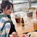 <b>미연</b>에게 너구리 양보하는 착한 슈화