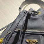 이거 <b>프라다</b> 짝퉁 아니겠지?