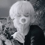 [NCT정우] <b>꽃향기</b> 맡는 강쥐