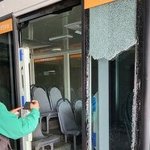 에버랜드 사파리서 사자 버스에 <b>돌진</b> 출입문 파손 30여명 대피