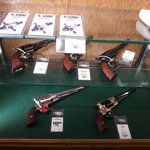 [알래스카] ALASKA " 이런 총 어떤가요? "