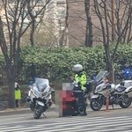 경찰 <b>앞</b>에 무릎 꿇은 배달원