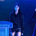 본인 찍덕이 다른 멤버 찍는거 발견한 걸그룹 멤버들 반응.<b>gif</b>