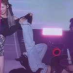 콘서트 <b>앵콜때</b> 쥐난 아이돌이있다?