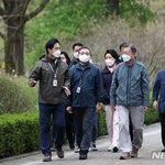 '노무현 나무' 옆 '<b>문재</b>인 나무'…文, 국립수목원서 기념식수