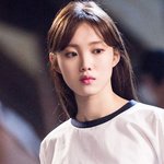 눈에 별을 <b>품고</b> 다니는 것 같은 여배우