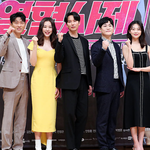 제발회 후 동료 배우들 에스코트하는 <b>고준</b>