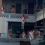 "피 흘리는 듯" 주택가에 빨간 페인트 뒤집어쓴 마네킹…건물주...