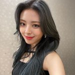 애<b>교살</b>로 눈웃음 뽐내는 아이돌