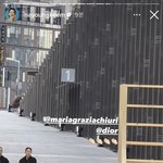 [드루와] 디올 수석 디자이너 <b>이대</b> 과잠 입고 패션쇼 나옴