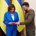 키이우 찾은 미 하원의장 “우크라 승리할때까지 지지”