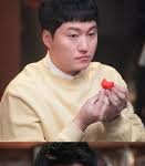 이 배우도 딸기 <b>두손</b>으로 먹는데