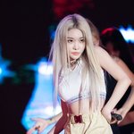 눈빛으로 <b>무대</b> 찢어놓는 <b>아이돌</b>