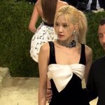 블핑은 왜 그렇게 <b>패션쇼</b>에 목숨 거는거야?