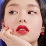 작은 얼굴에 꽉 들어찬 '눈, <b>코</b>, <b>입</b>'
