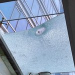 고층 아파트서 1㎏ <b>아령</b> 추락…유리천장·계단 파손