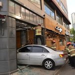 카페 안으로 차량 <b>돌진</b>…1명 경상