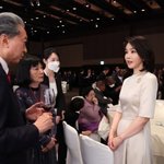 [댓글부탁해] 해외에서도 화제인 <b>영부인님</b>의 미모