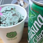 와 아부지가 퇴근하면서 베라 <b>민초</b> 사오셨엉