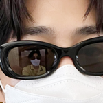 [EXO] 선글라스에 비친 준며니 귀여워