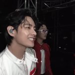 뷔 콘서트 <b>무대</b>오르기전에 표정 봐봐...