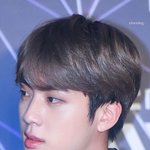 곱고 정교한 이목구비에 설레는 <b>팬심</b>